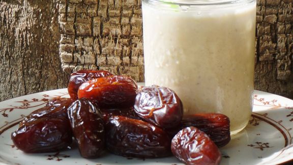 Gak Cuma Enak, Ini 10 Manfaat Dahsyat Konsumsi Susu Kurma, Cocok Banget Diminum di Bulan Ramadhan!