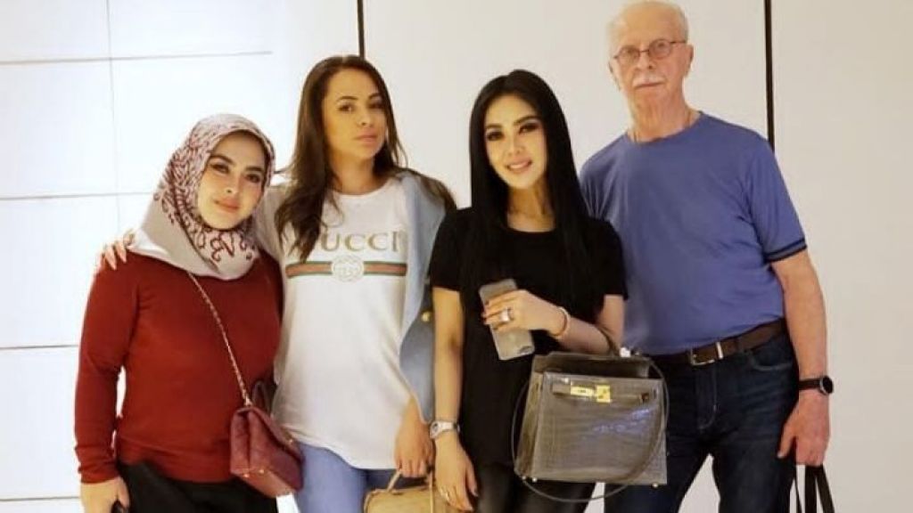 Katanya Sugar Dady Kaya Raya, Ternyata Ini Pekerjaan Papa Angkat Syahrini yang Sebenarnya....