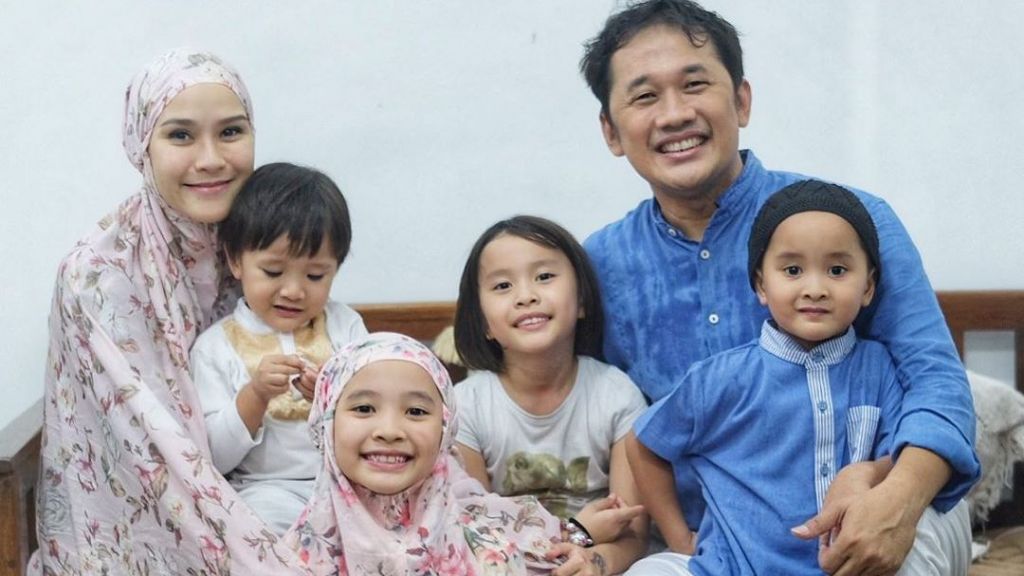 Dua Putri Zaskia Adya Mecca Positif COVID-19, Istri Hanung Bramantyo Beberkan Kronologinya!