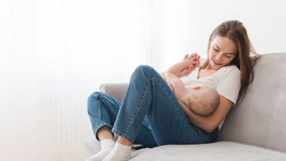 Benarkah Bayi Bisa Alergi ASI? Ini Faktanya Moms