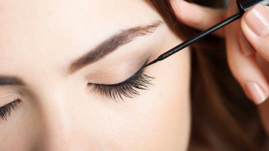 Catat Ya! Ini Tips Memakai Eyeliner Untuk Mata Sipit dan Monolid