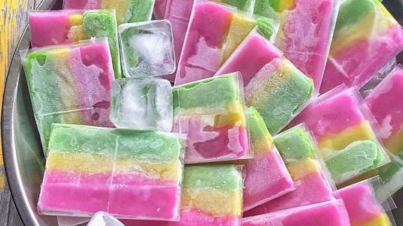 Kangen Jajanan Jadul? Yuk Bikin Es Gabus Pelangi yang Segar dan Lembut di Mulut