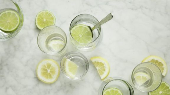 Bikin Pencernaan Sehat, Ini 5 Manfaat Rutin Minum Air Lemon di Pagi Hari, Bonusnya Bikin Langsing Lho!