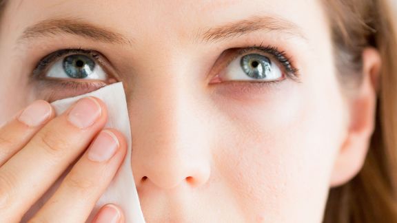 Stop Pakai Produk Kimia! 4 Bahan Alami Ini Bisa Dijadikan Makeup Remover Lho... Ampuh Banget Pokoknya!