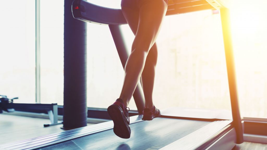 Di Tengah Pandemi Corona, Apakah Lari di Atas Treadmill Sama Efektifnya dengan Olahraga di Luar Ruangan?