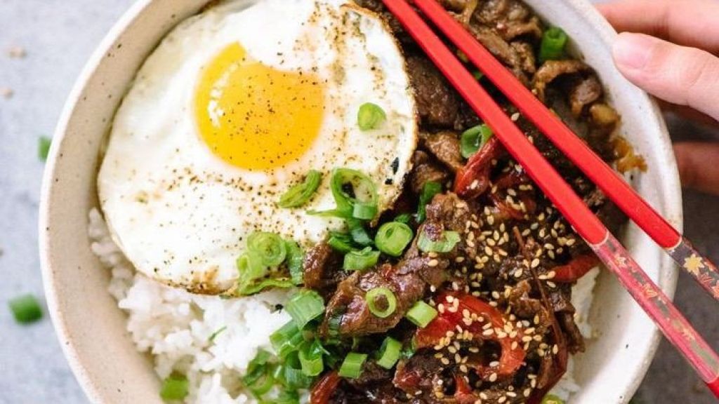 Maknyus! Santap Makan Malam dengan Hainan Chicken Rice Bowl, Begini Cara Buatnya