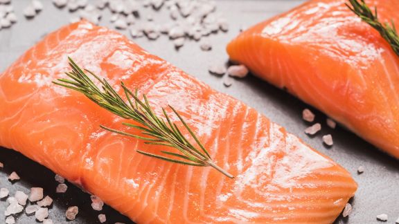 Manfaat Salmon yang Jarang Diketahui, Bisa Atasi Jerawat Sampai Cegah Radiasi Lho!