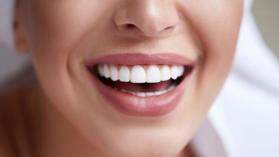 7 Cara Agar Gigi Terlihat Lebih Putih, Senyum Jadi Percaya Diri Deh!