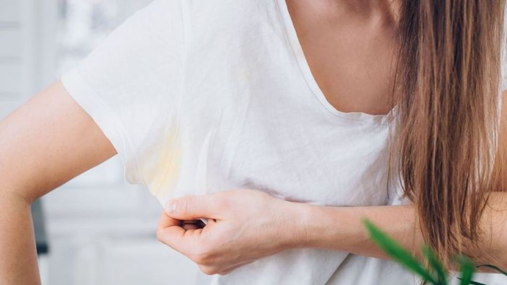 Nyesel Baru Tahu, 6 Bahan Ini Bisa Hilangkan Noda Deodoran Pada Pakaian Lho