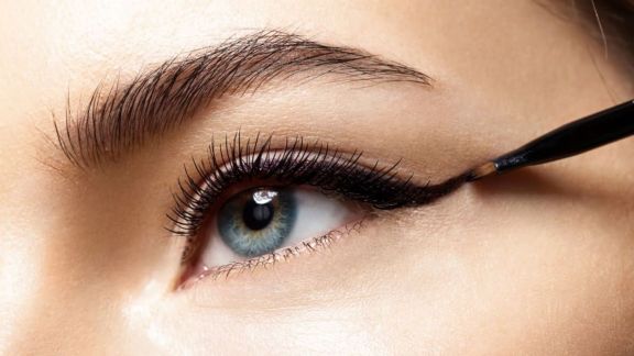 Enggak Sadar, Ternyata Ini Kesalahan yang Sering Dilakukan saat Menggunakan Eyeliner
