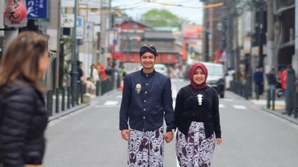 Keren! Pasangan Ini Foto Prewedding di Jepang Pakai Baju Adat Jawa, Potretnya Jadi Viral!
