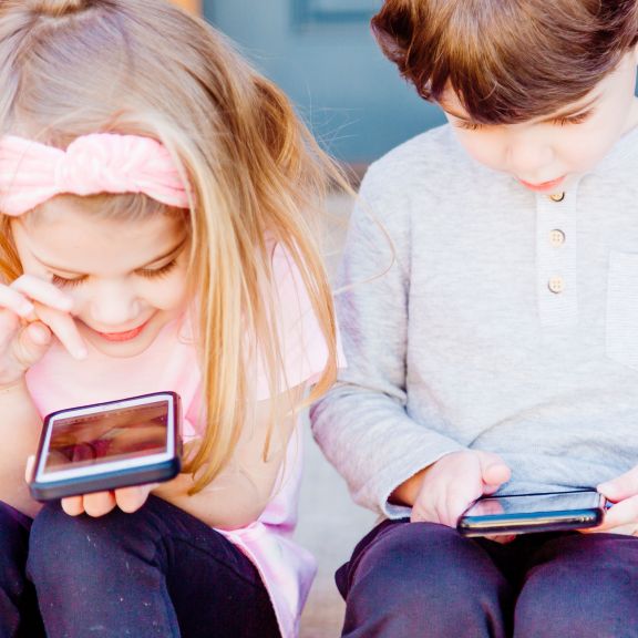 Perlu Pendampingan Psikologis untuk Si Kecil yang Suka Main Gadget, Yuk Moms Simak Pola Asuh agar Anak Tak Kecanduan Ponsel, Gimana Sih?