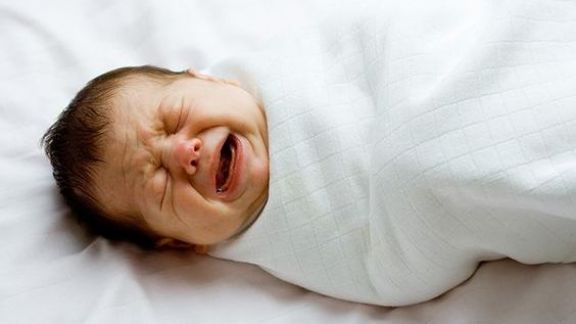 Moms Wajib Tahu! Ini 3 Penyebab Bayi Menangis saat Tidur Malam