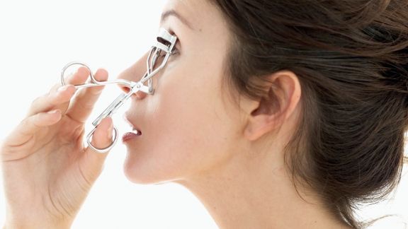 5 Kesalahan yang Sering Dilakukan Saat Menggunakan Eyelash Curler, Jangan Diulangi Ya!