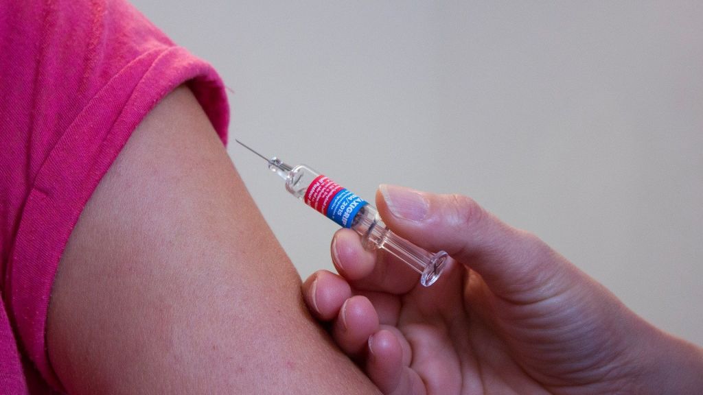 Wah, Peserta BPJS Kesehatan Bakal Dapat Vaksin Corona Gratis! Benar Enggak Ya?