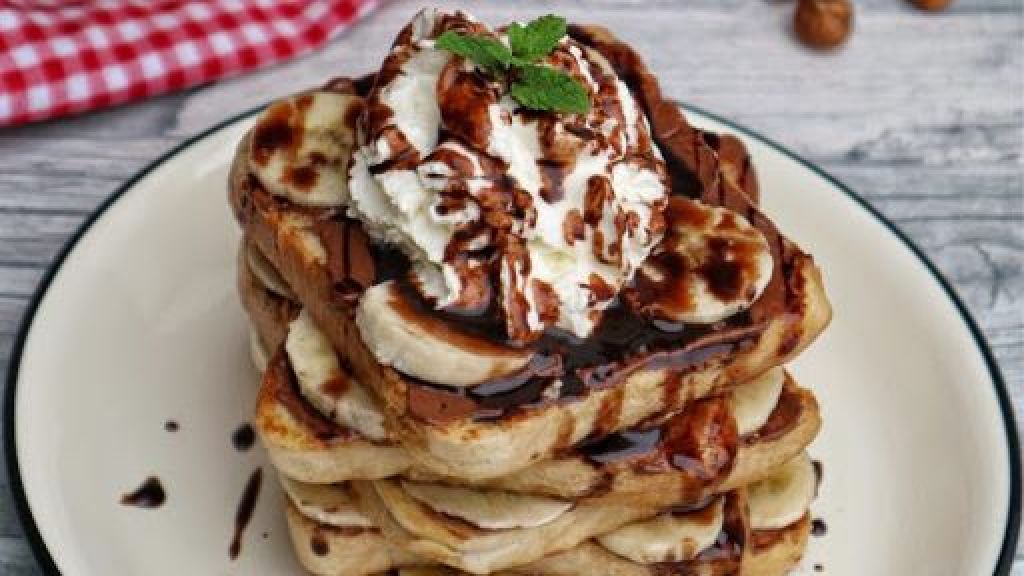 Roti pisang Nutella yang lembut dan manis, dilengkapi dengan lelehan cokelat Nutella di bagian atasnya