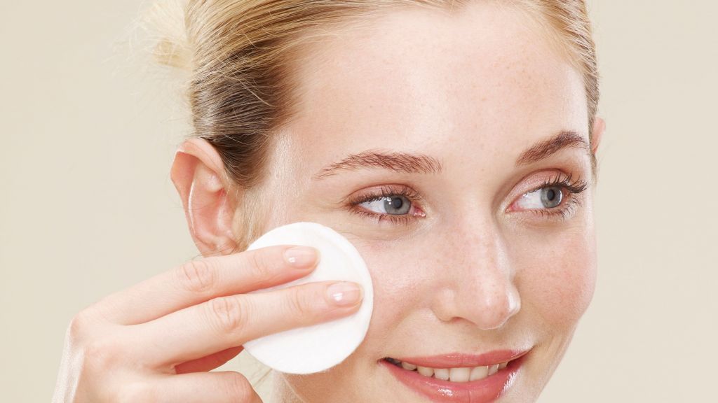 Enggak Cuma Bisa Hapus Makeup, Ini 5 Manfaat Lain dari Micellar Water yang Bikin Kamu Terkejut!