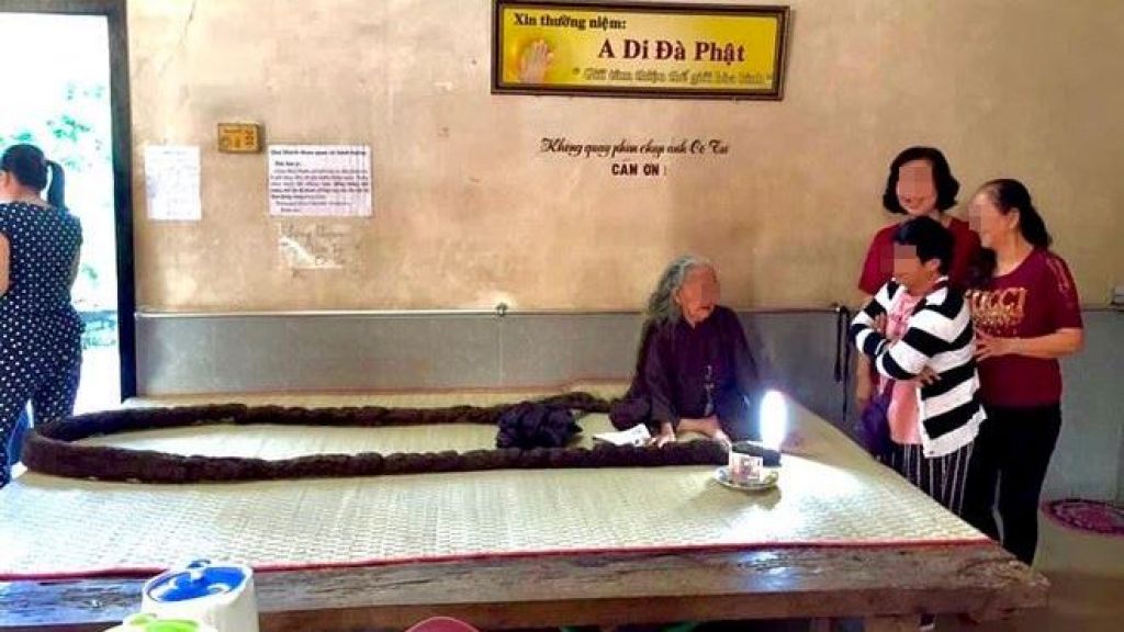 Tak Pernah Dipotong Selama 64 Tahun, Rambut Nenek Ini Mirip Ular Piton!