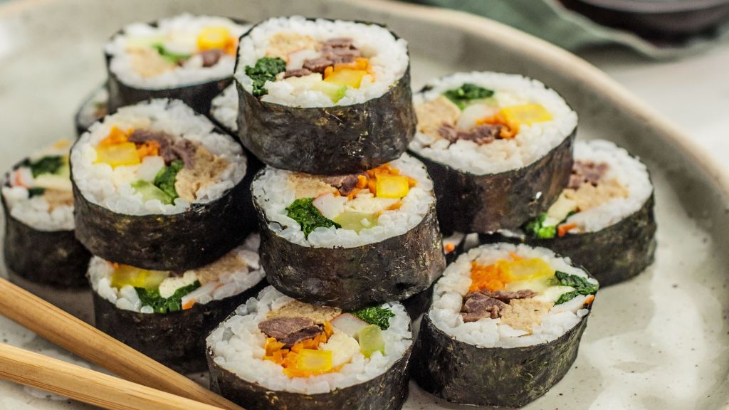 Sarapan Nikmat dan Sehat dengan Kimbap, Nasi Gulung Korea yang Bikin Nagih, Intip Resepnya Yuk!