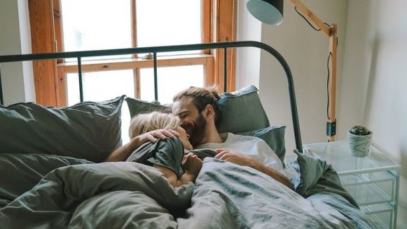 Gak Nyangka! Tidur Sambil Memeluk Pasangan Punya Banyak Manfaat Lho, Bisa Menurunkan Tekanan Darah