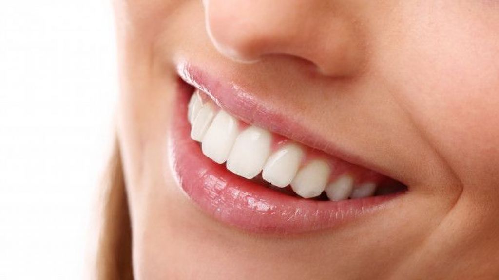 Takut ke Dentist Selama Pandemi? Sederet Bahan Rumahan Ini Bisa Jadi Opsi untuk Memutihkan Gigi!