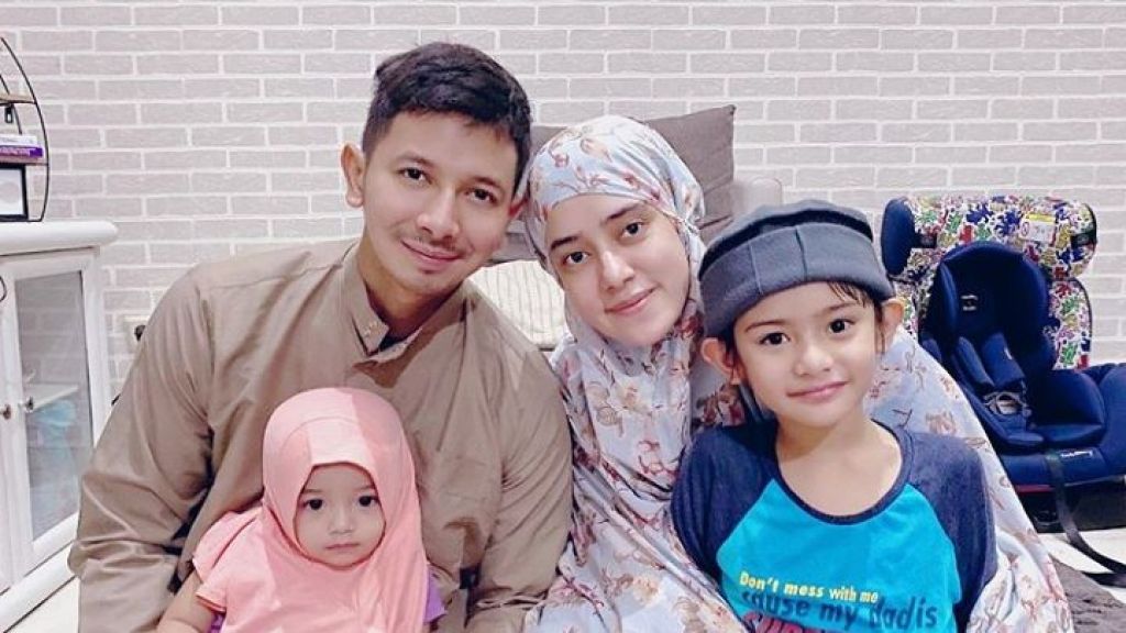 Patah Hati Fairuz A Rafiq, Lihat Sang Putri Terbaring Lemah di Ranjang Rumah Sakit: Mohon Doa Buat Anak Kami...