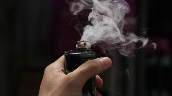 Anak yang Hirup Asap Rokok Elektrik Bisa Picu Radang Paru, Ahli Bilang: Bisa Ganggu Respon Imun!