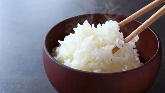 Banyak Dipercaya, Benarkah Nasi Dingin Lebih Biak untuk Pengidap Diabetes daripada Nasi Panas? Simak Tanggapan Dokter Yuk Moms!