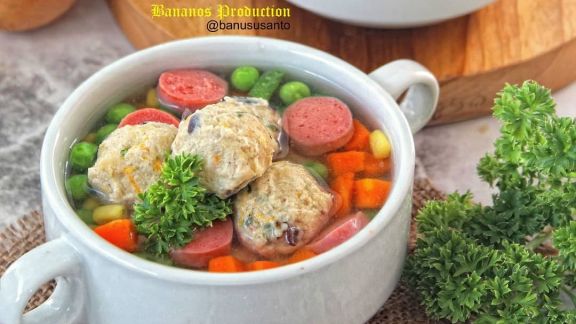 Resep Sup Pelangi Bola Ayam, Disajikan Hangat Lebih Mantap