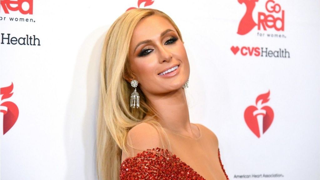 Paris Hilton Punya Syal yang Bisa Bikin 'Rusak' Kamera Paparazzi!