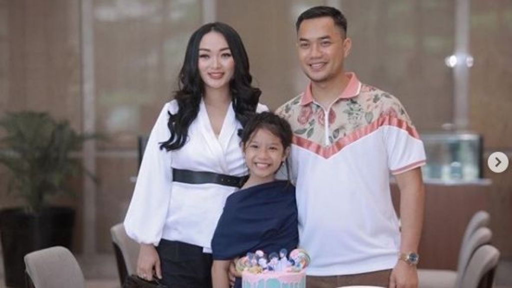 Berlibur Bersama Anak Sambung, Zaskia Gotik: We Are Happy Family!