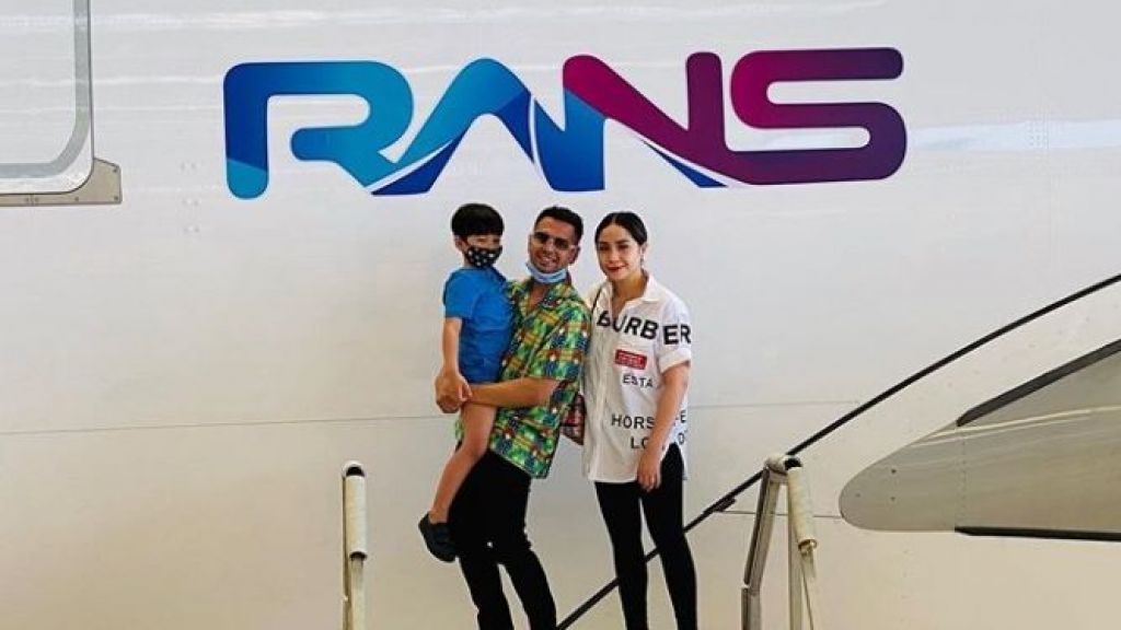 Raffi Ahmad dan Nagita Slavina Bikin Geger Warganet Ada Logo Rans di Badan Pesawat Garuda Indonesia! Ternyata Ini Alasannya...