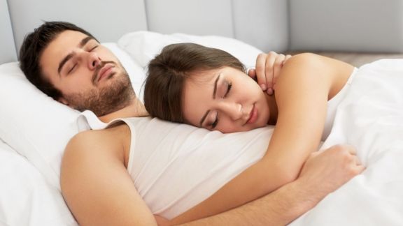Ternyata Tidur Memeluk Pasangan Punya Banyak Manfaat Lho, Intip Yuk!