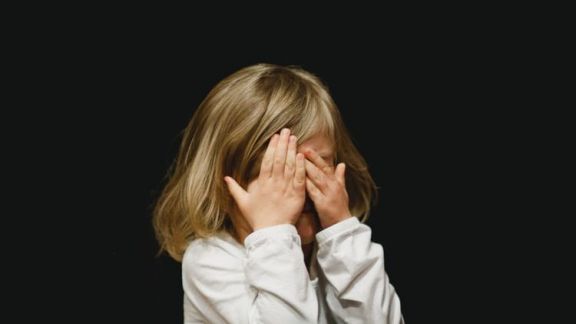 3 Dampak Buruk Orangtua Sering Menakuti Anak, Jangan Ulangi Lagi Moms!