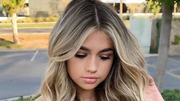 Bosan dengan Gaya Rambut Monoton? Yuk, Pilih Potongan Poni yang Cocok dengan Wajah Kamu!