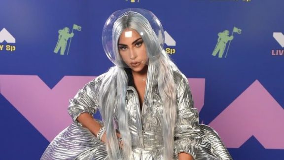 Tampil Nyentrik di MTV VMA 2020, Ini Dia Gaya Busana Lady Gaga yang Enggak Kalah Keren