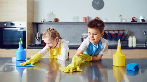 Bukan Cuma Jadi Anak yang Mandiri, Ini 3 Manfaat Mengajarkan Anak untuk Melakukan Pekerjaan Rumah Tangga