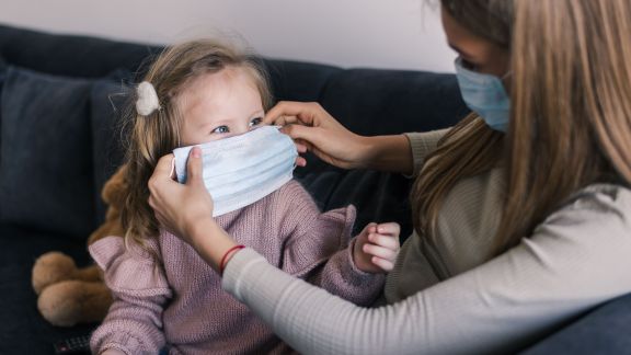 Ini Perbedaan Gejala Omicron dan Flu Biasa pada Anak, Hati-hati Moms!