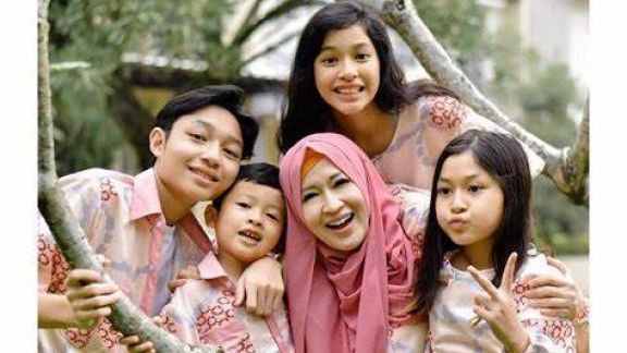 So Sweet! Okie Agustina Beri Perhatian Lebih Untuk Perawatan Kulit Sang Anak!