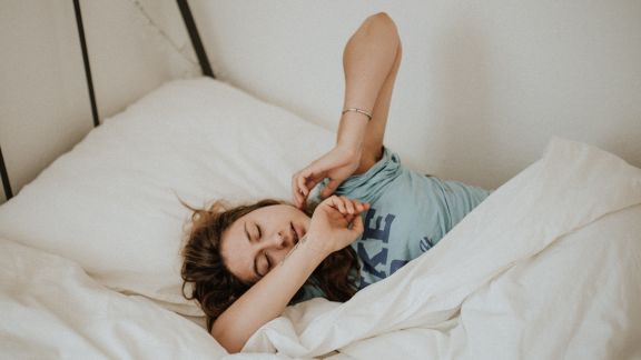 Sering Kurang Tidur? Penelitian Sebut Tidur Kurang dari 6 Jam Bisa Picu Penyakit Jantung dan Kanker Moms, Begini Penjelasan Ilmiahnya
