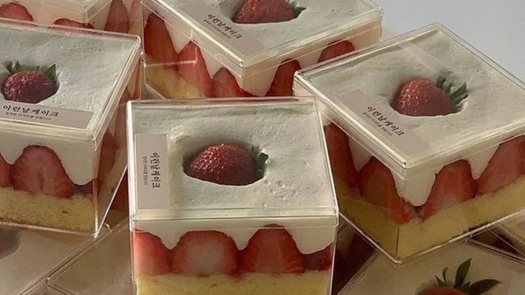 Resep Dessert Box Strawberry Cheesecake, Camilan Manis yang Jadi Rebutan