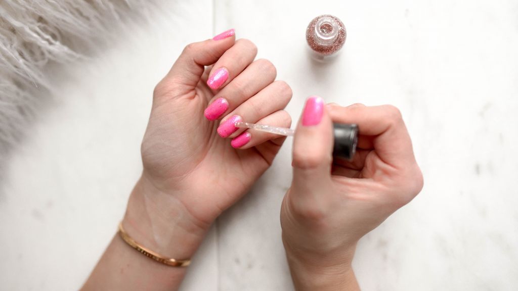 Unik! Begini Cara Bikin Kuteks dari Eyeshadow, Coba Deh Beauty!