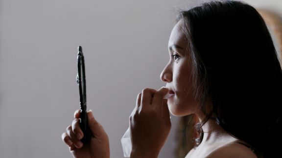 Hati-hati Ya Beauty, Terlalu Sering Ngaca Ternyata Dapat Berdampak Buruk Lho, Begini Alasannya!