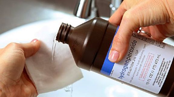 Benarkah Alkohol Punya Sisi Negatif yang Terlalu 'Keras' untuk Perawatan Kulit?