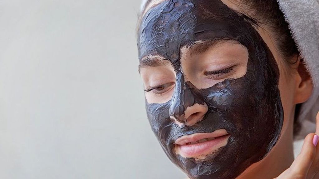 DIY Masker Arang, Si Hitam yang Bisa Menghilangkan Komedo dan Jerawat Membandel
