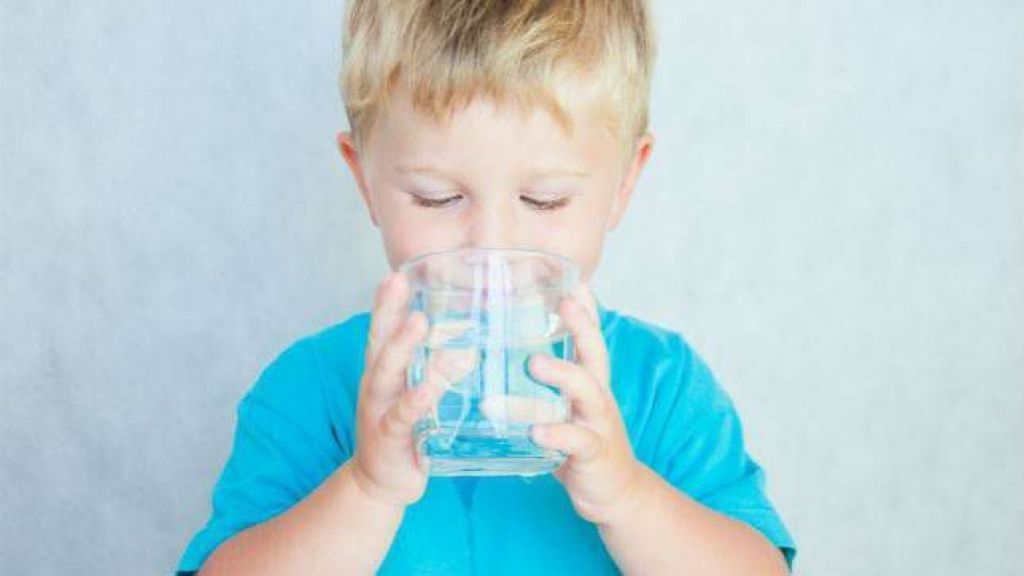Jarang yang Tahu! Ini Sederet Manfaat Jika Anak Rajin Minum Air Putih, Efeknya Luar Biasa Moms