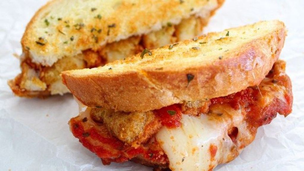 Resep Sandwich Mozzarella Goreng, Menu Sarapan yang Pas Temani Waktu Weekend!