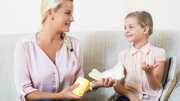 Moms, Ini Cara yang Tepat untuk Berdiskusi Soal Menstruasi Bersama Anak Perempuanmu!