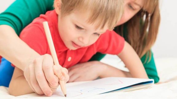 Efektif Banget! Ini 5 Cara Ajarkan Anak Menulis dengan Mudah