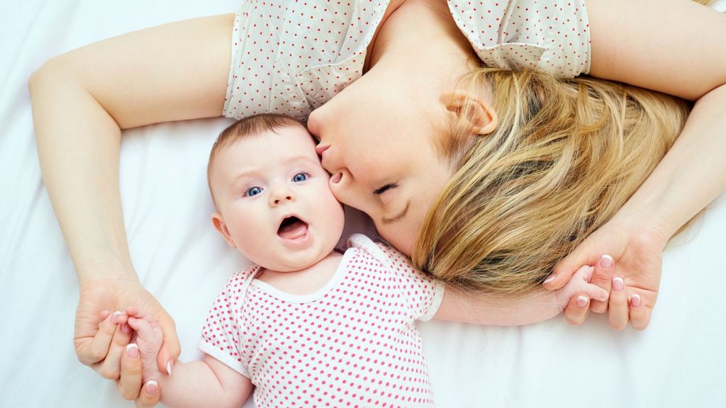 Bukannya Lebay, Ada 5 Bahaya Mengintai Jika Terlalu Sering Mencium Bayi